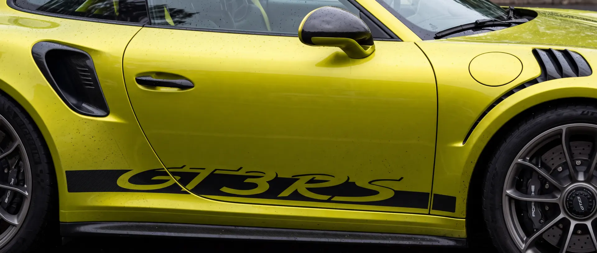 Nahaufnahme der gelben Lackoberfläche eines Porsche 911 GT3 RS bei der Lackschichtmessung