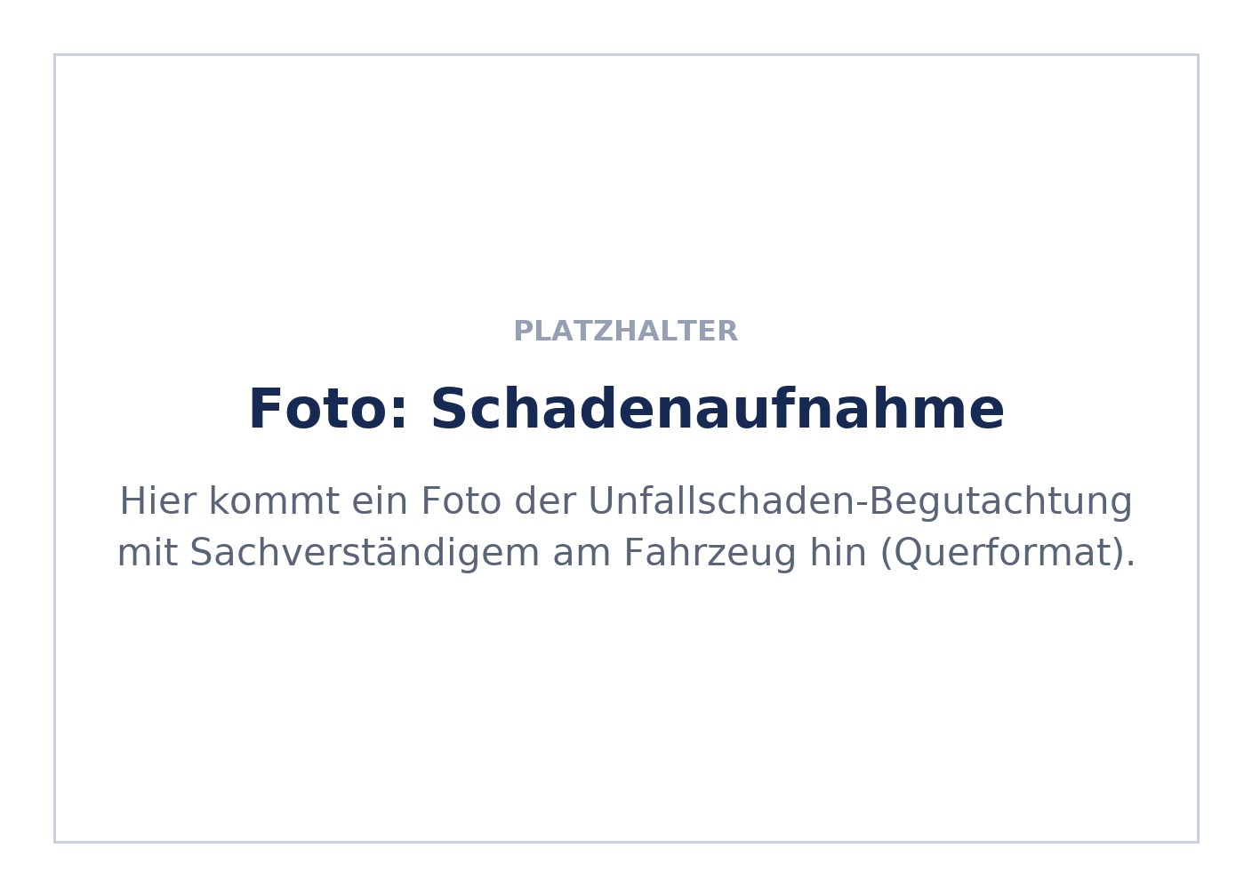 Kfz-Sachverständiger dokumentiert einen Unfallschaden am Fahrzeug